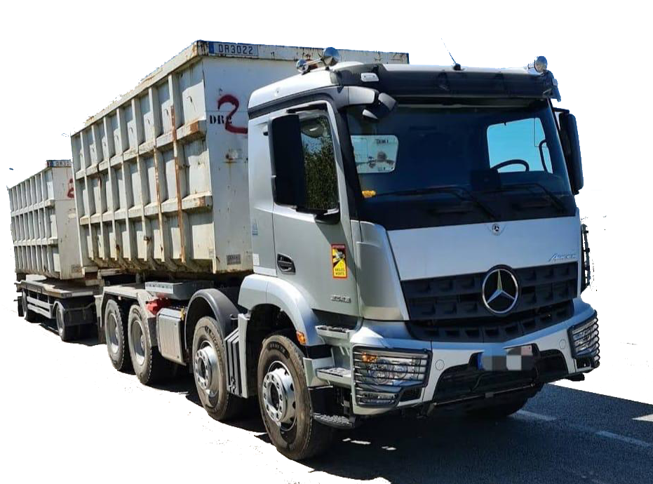 camion Rub' Environnement qui transporte des bennes de 30m3
